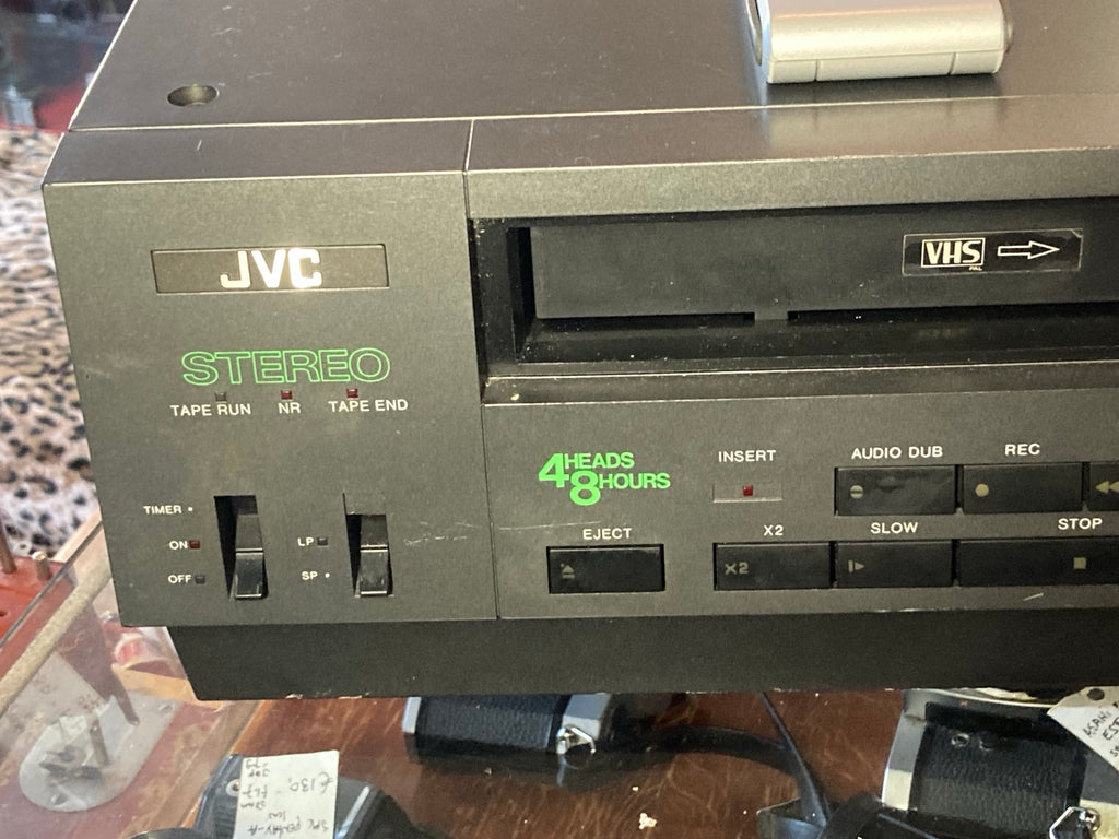 JVC VHS-videorecorder met vier koppen, detail van het linker frontpaneel
