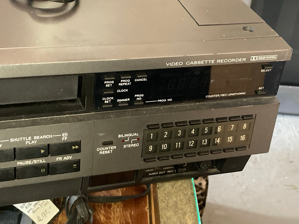 JVC VHS-videorecorder met vier koppen, detail van het rechter frontpaneel