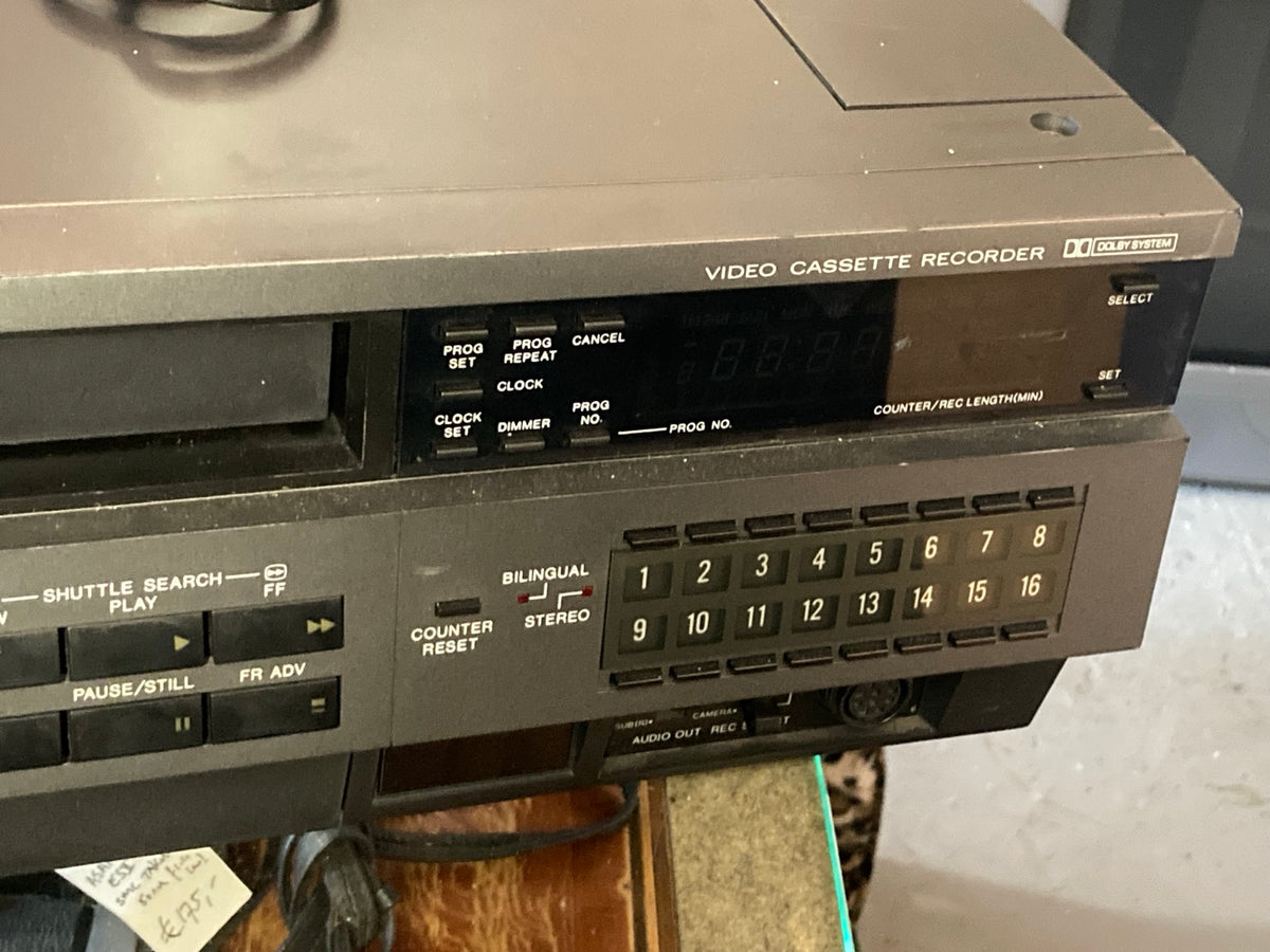 JVC VHS-videorecorder met vier koppen, detail van het rechter frontpaneel
