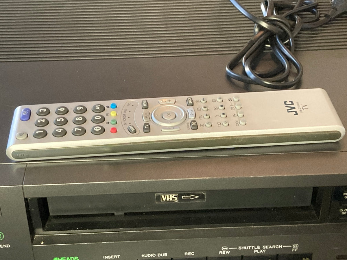 Originele JVC afstandsbediening die bij de VHS-videorecorder wordt geleverd