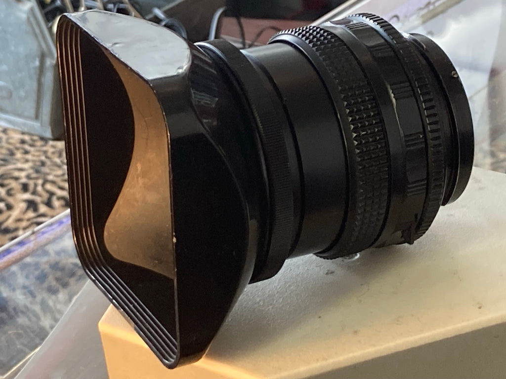 Zijaanzicht van Kaleinar-3B 80mm f/2.8 met zonnekap