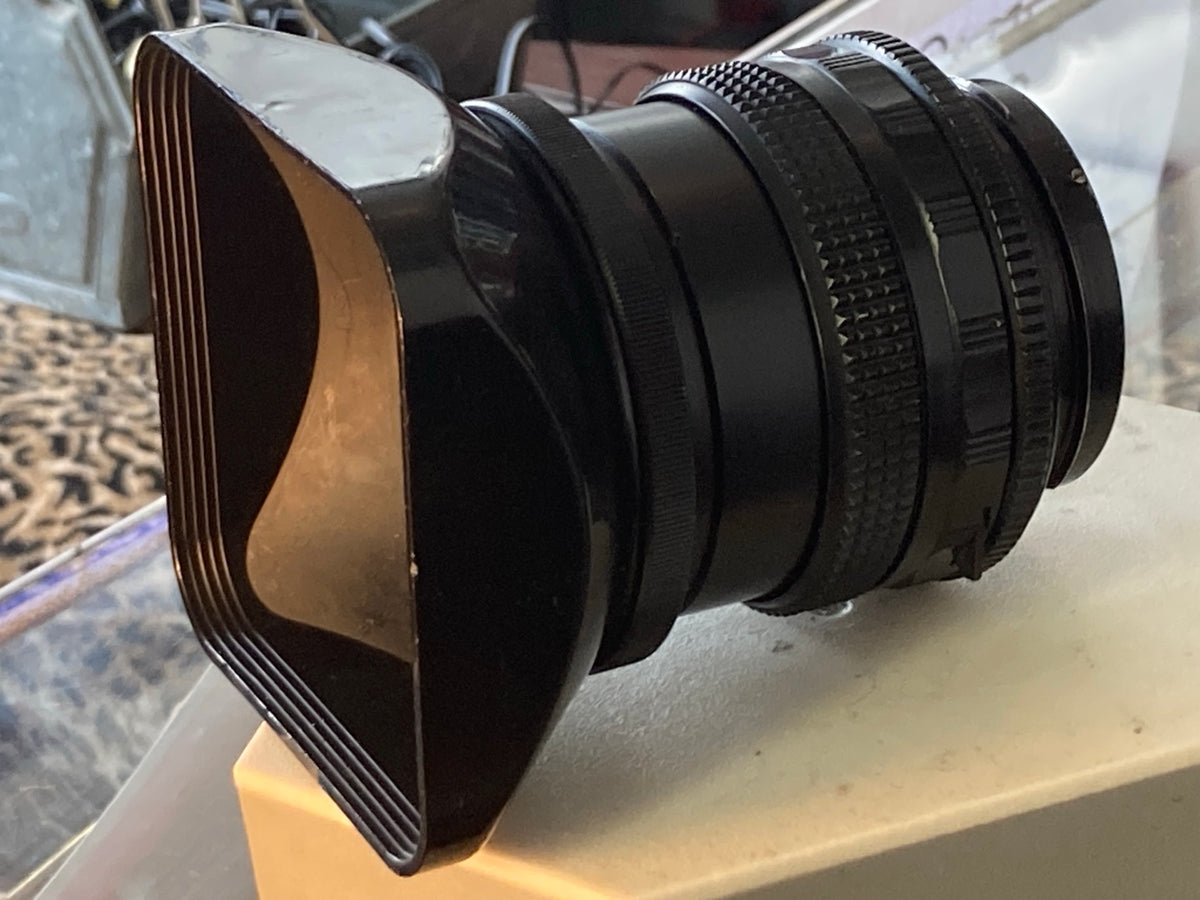 Zijaanzicht van Kaleinar-3B 80mm f/2.8 met zonnekap