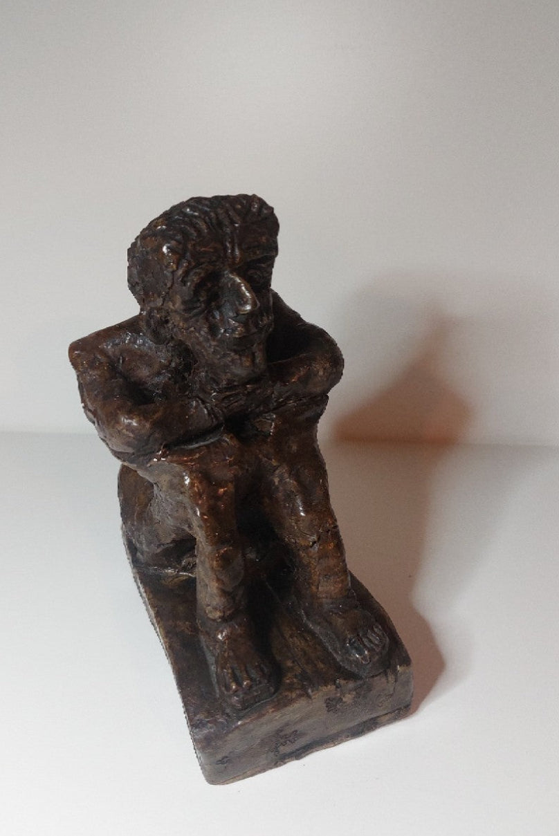 Keramisch kunstbeeld zittende man, tweede vooraanzicht