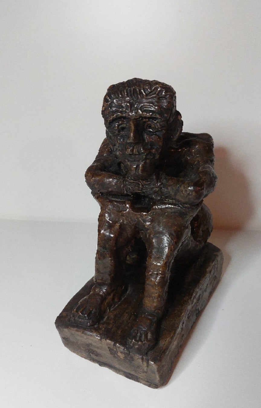 Gesigneerd keramisch beeld zittende man E.v.Z. 1965, voorzijde
