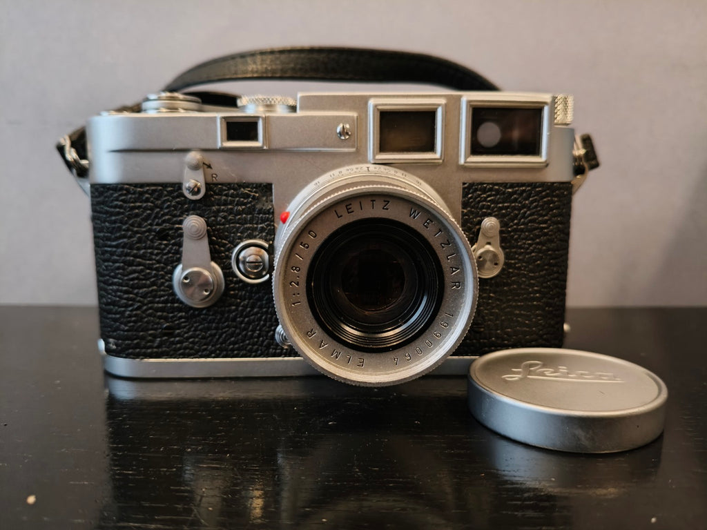 Leica M3 met Elmar 50 mm f/2.8 en lensdop