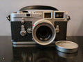 Leica M3 met Elmar 50 mm f/2.8 en lensdop