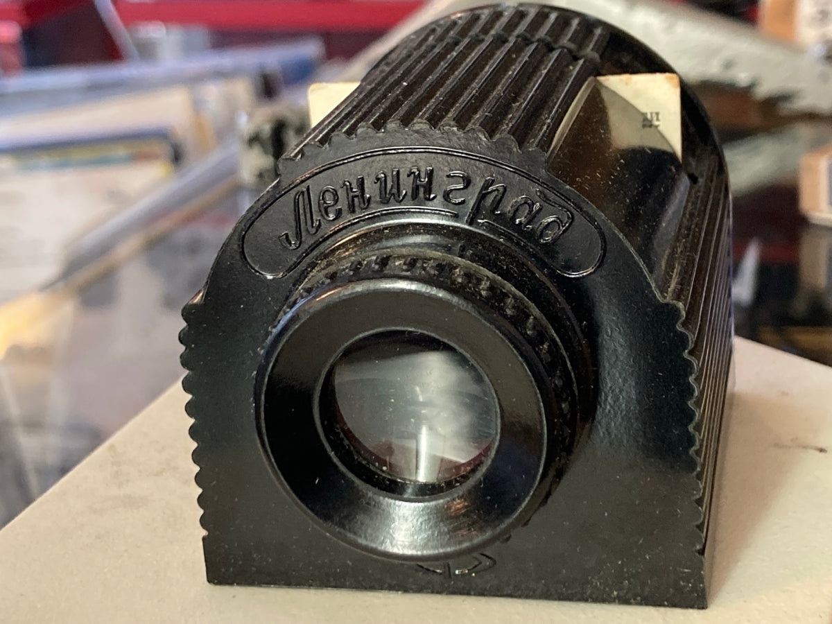 Voorkant en lens van de Lenfilm F-2 filmoscoop