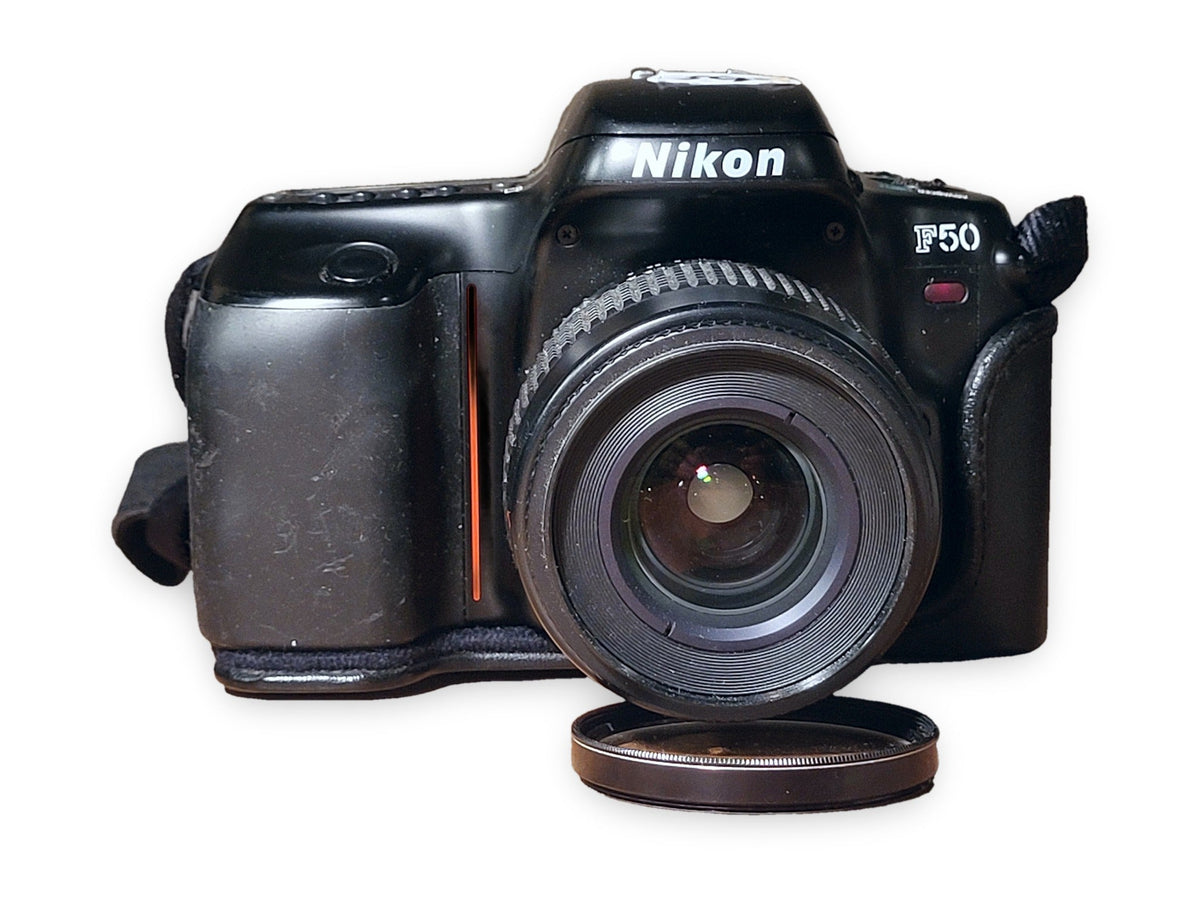 Nikon F50 analoge spiegelreflexcamera met Nikon AF Nikkor 35-80mm f/4-5.6D – vintage analoge camera bij De Majum Rotterdam