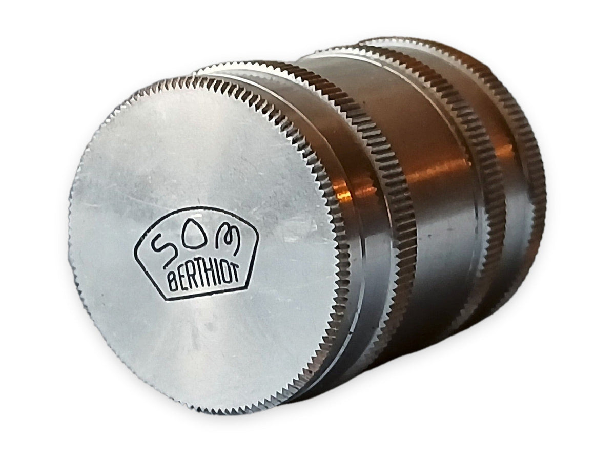 SOM Berthiot Vintage Metalen Lensaccessoires – Lensdoppen + Zonnekap – foto 1