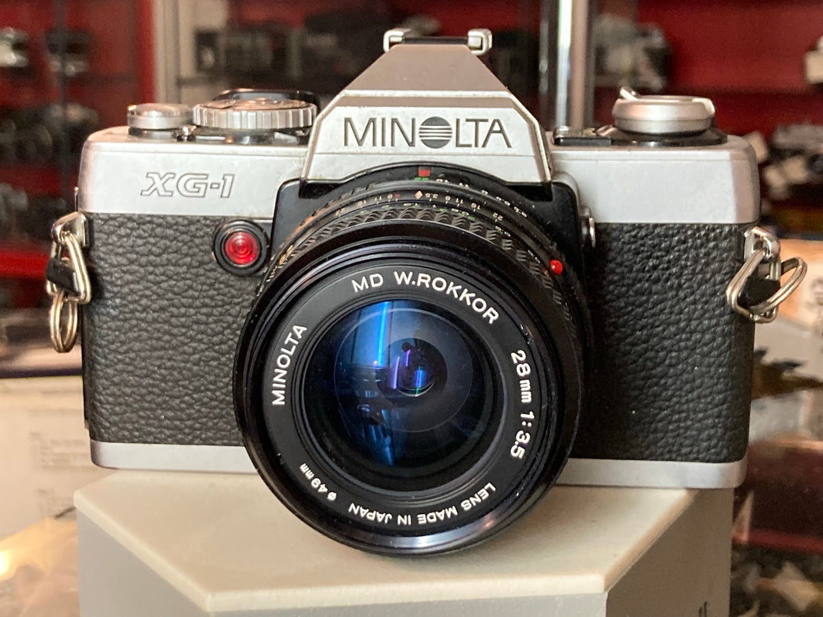 Voorzijde van de Minolta XG-1 met MD W.Rokkor 28mm f/3.5-objectief
