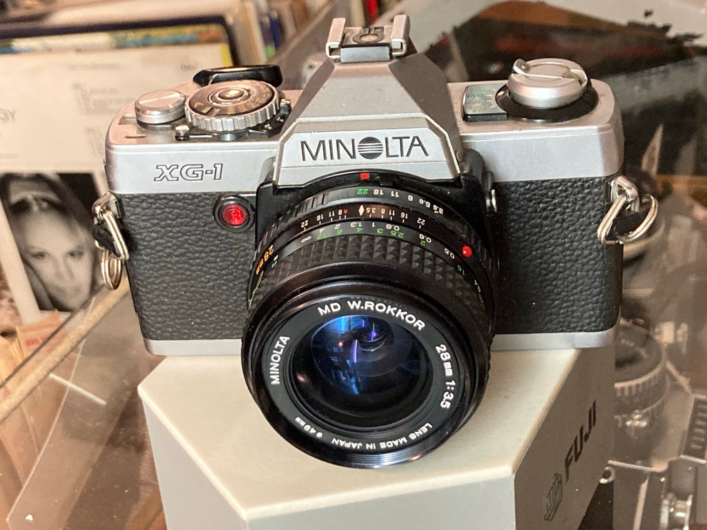 Schuin vooraanzicht van de Minolta XG-1 met 28mm-objectief