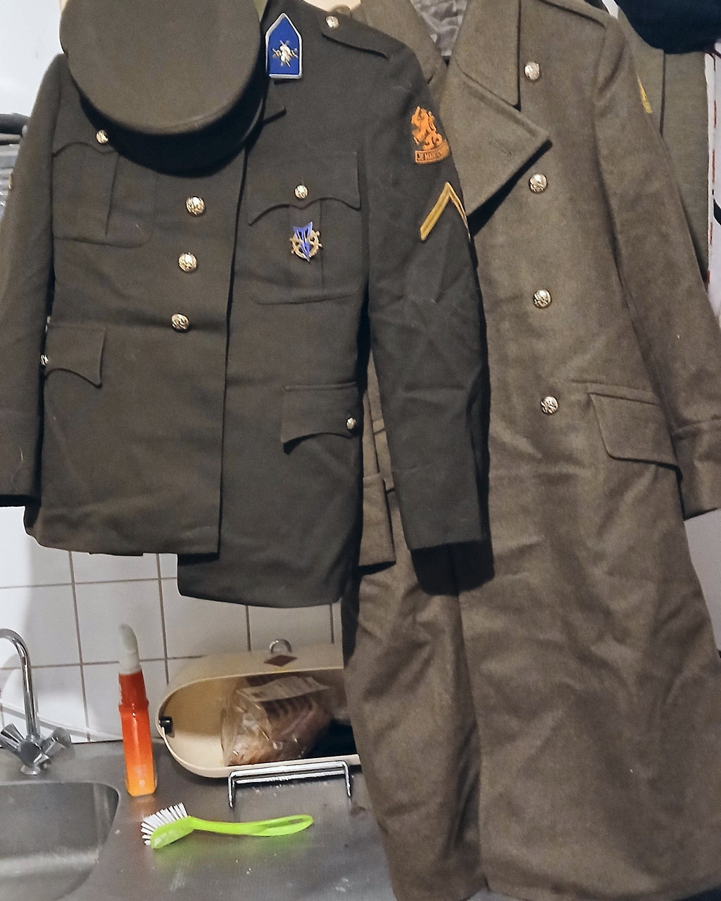 Originele Koninklijke Landmacht Verbindingsdienst uniformpartij 1955–1969 – hoofdfoto, 4:5 uitsnede
