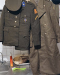 Originele Koninklijke Landmacht Verbindingsdienst uniformpartij 1955–1969 – hoofdfoto, 4:5 uitsnede