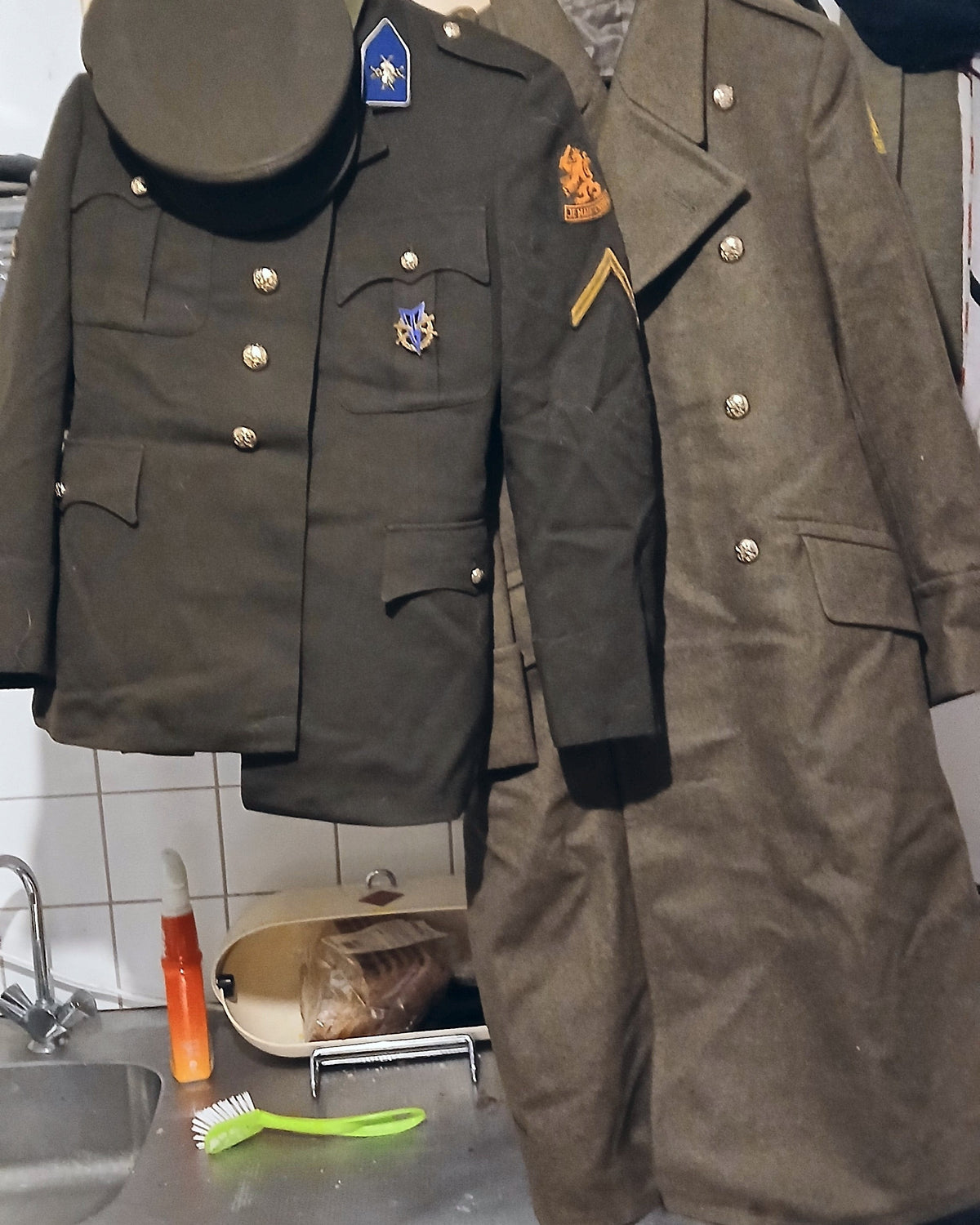 Originele Koninklijke Landmacht Verbindingsdienst uniformpartij 1955–1969 – hoofdfoto, 4:5 uitsnede
