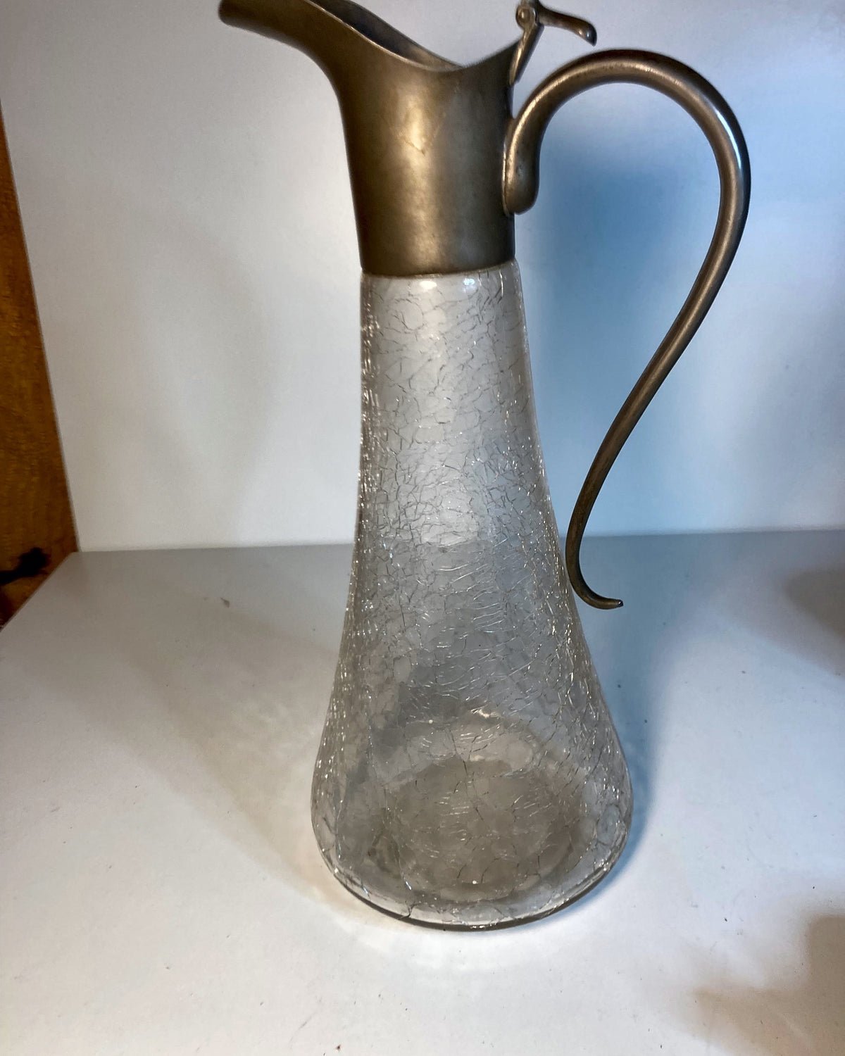 Glazen karaf met craqueléglas en metalen montuur – hoofdfoto, 4:5 uitsnede