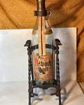 Asbach Uralt 3 Liter Schenkfles met Smeedijzeren Kiepstandaard – hoofdfoto, 4:5 uitsnede