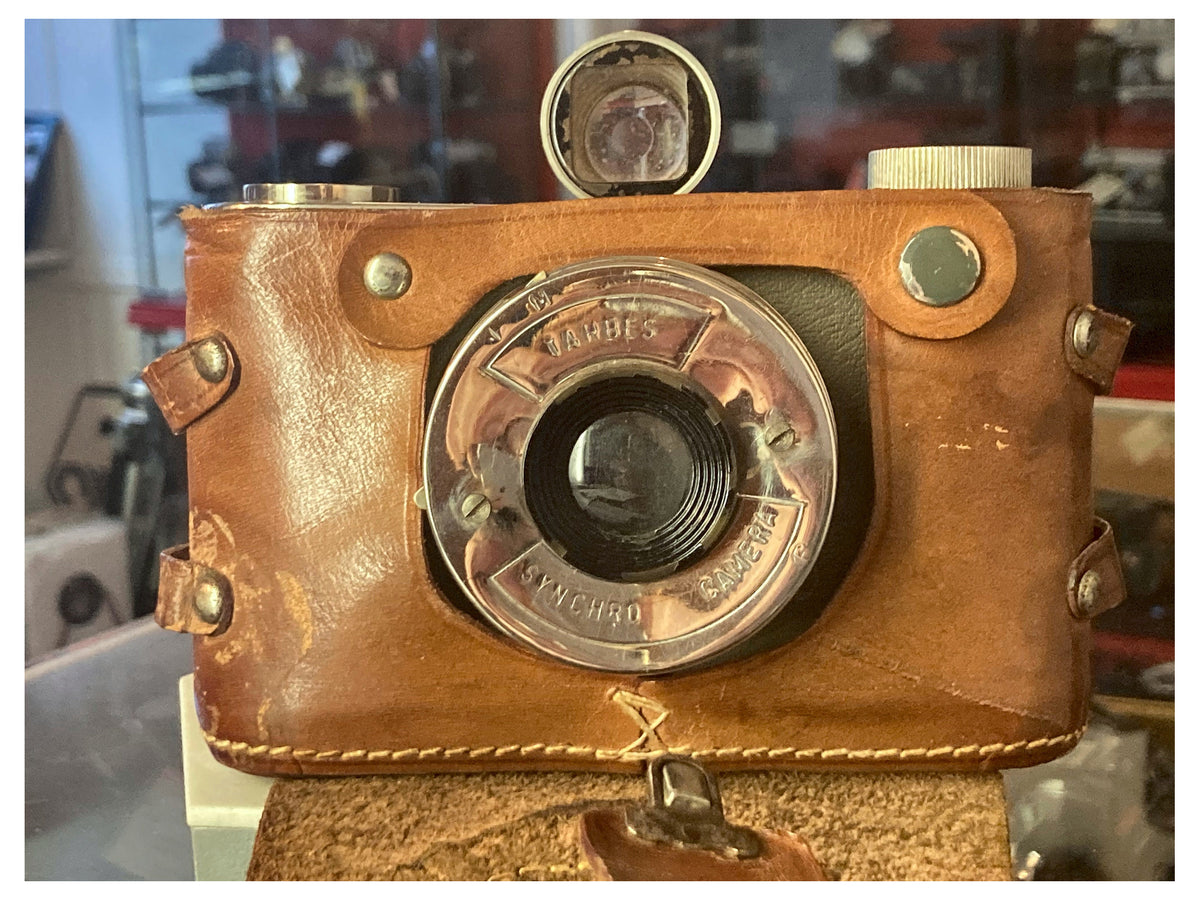 Tahbes Synchro 6×6-camera met originele leren tas, ca. 1948 – foto 1