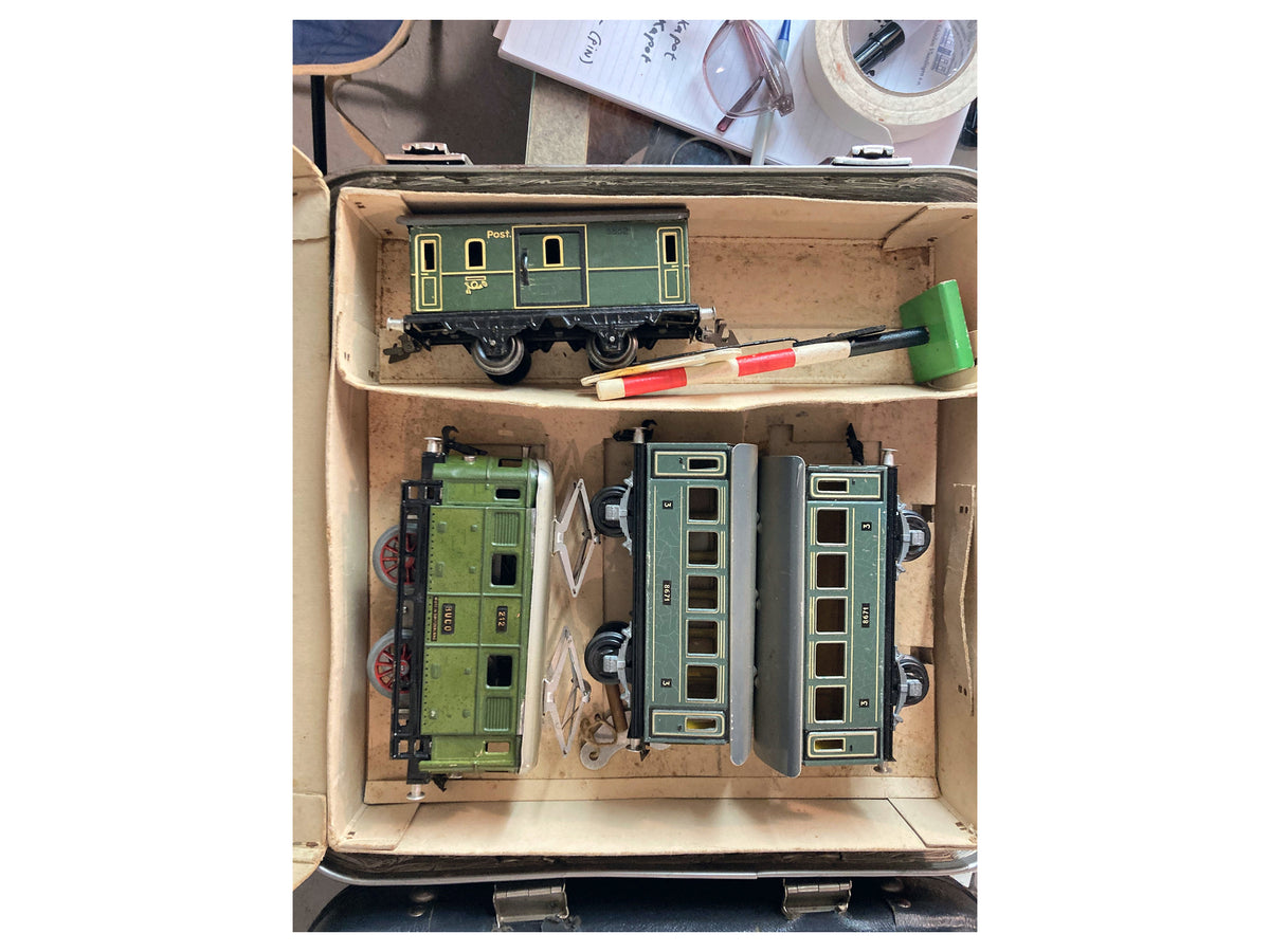 UCO Bucherer spoor 0-treinset met opwindlocomotief 212, rijtuigen en rails – foto 3