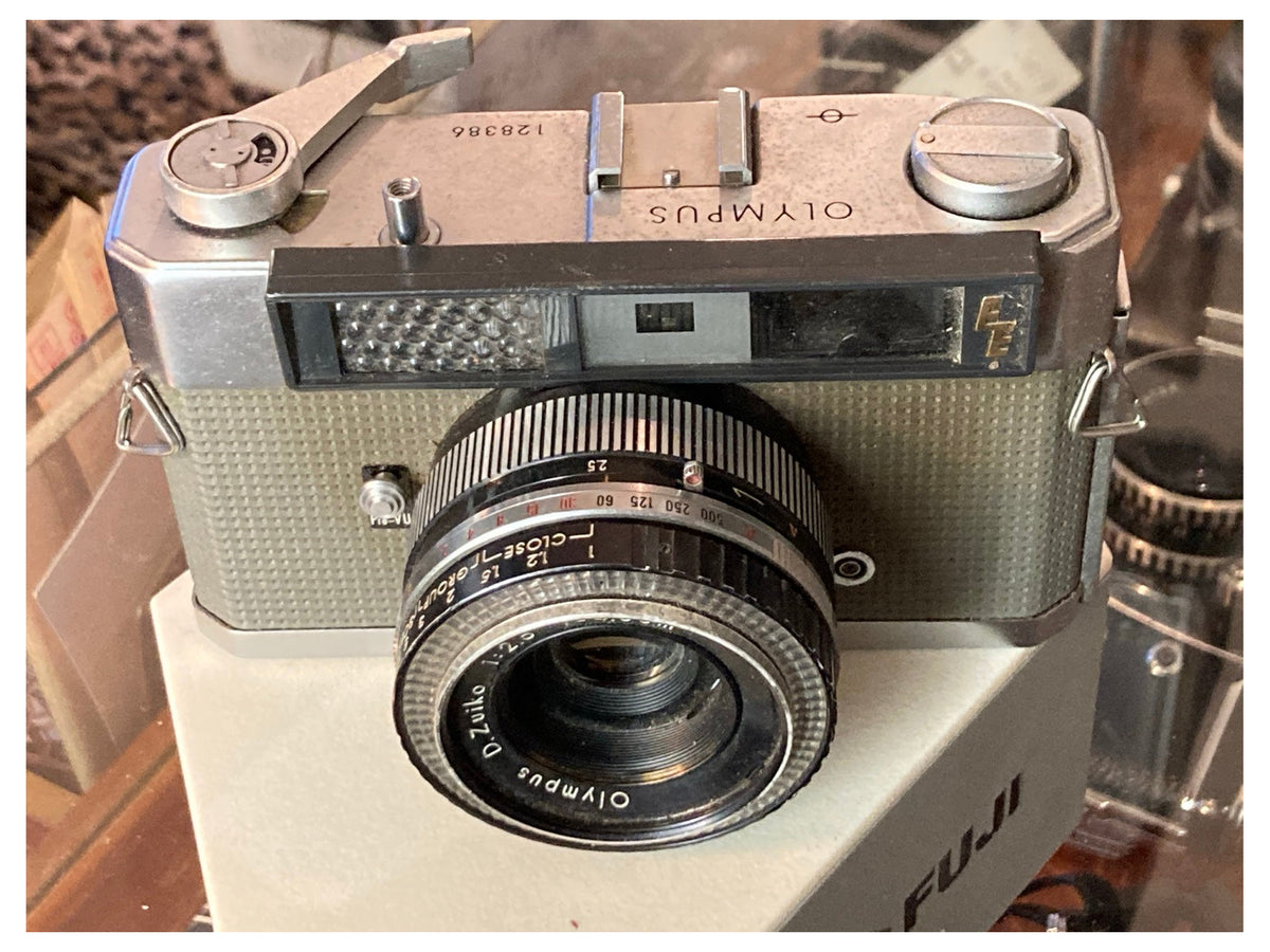 Bovenaanzicht Olympus Auto-Eye II EE met filmtransport en lensinstellingen