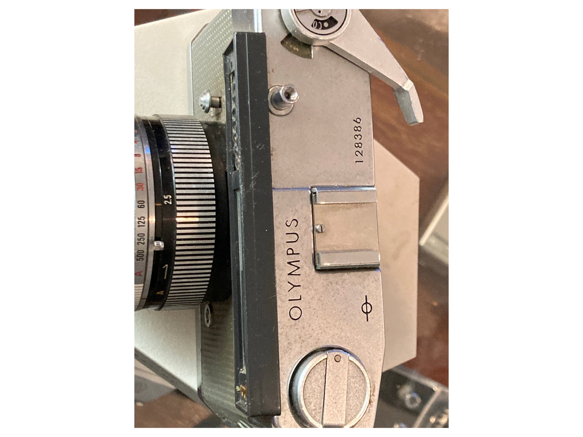 Detail van de bediening en serienummer van Olympus Auto-Eye II EE