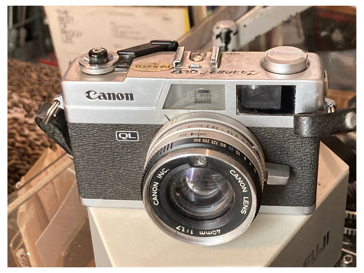 Schuin aanzicht van de Canonet QL17