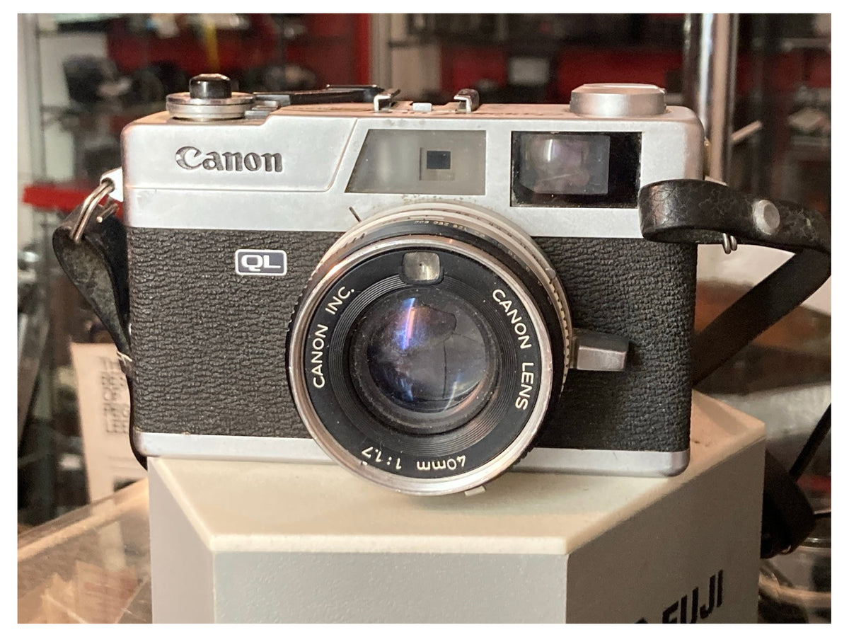 Voorzijde van de Canon Canonet QL17 met 40mm f/1.7-objectief