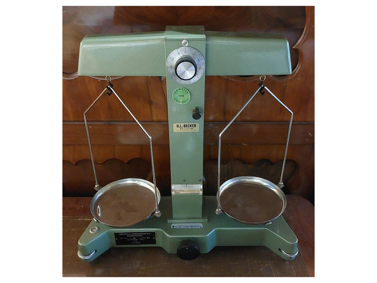 H.L. Becker TCA precisiebalans uit 1975 met twee weegschalen