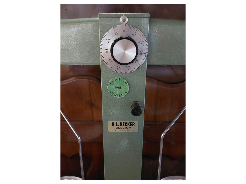 Draaiknop en H.L. Becker merklabel