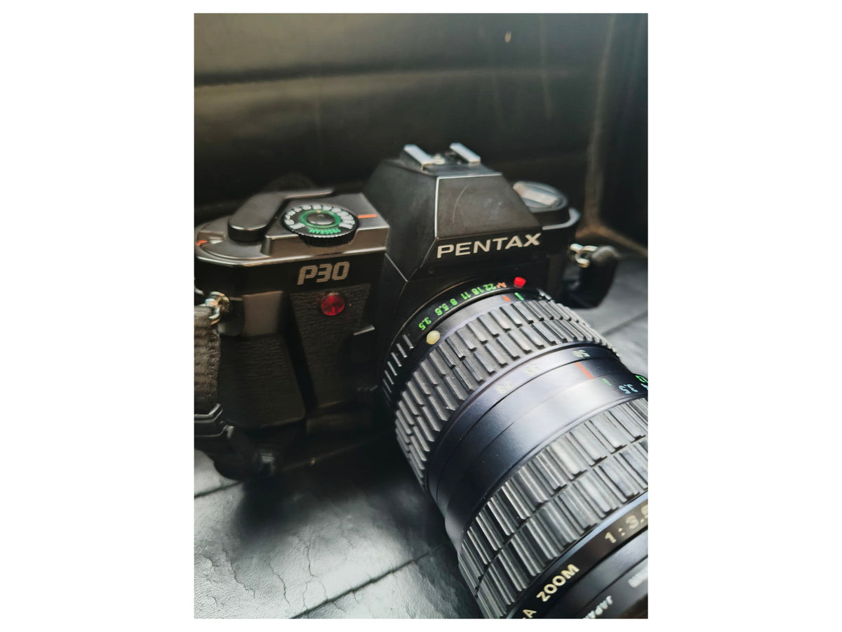 Pentax P30 – detail van camera en zoomlens