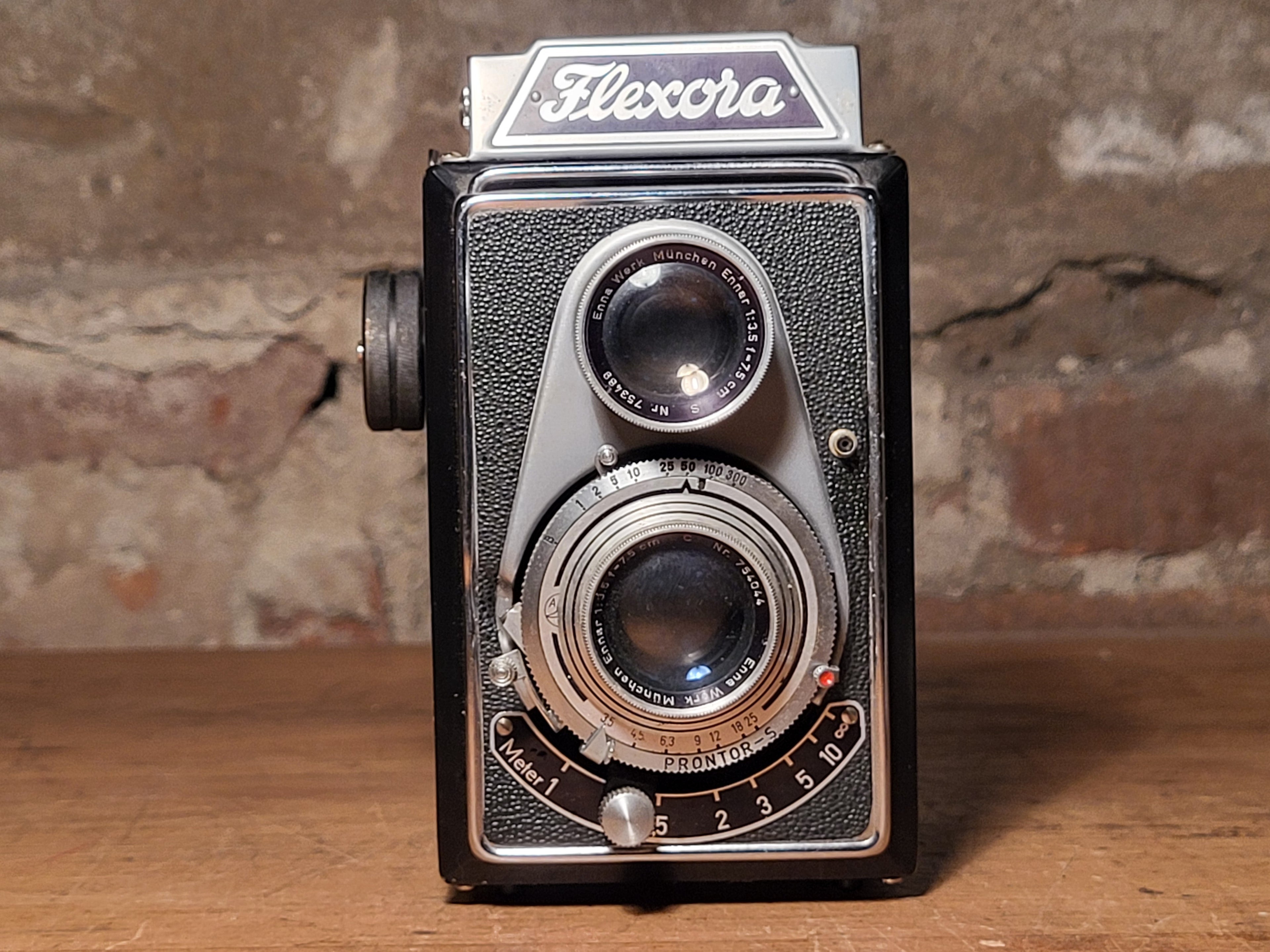 Flexora TLR 6x6 Middenformaat Camera met Enna Ennar 3.5/75mm Lens – vintage analoge camera bij De Majum Rotterdam