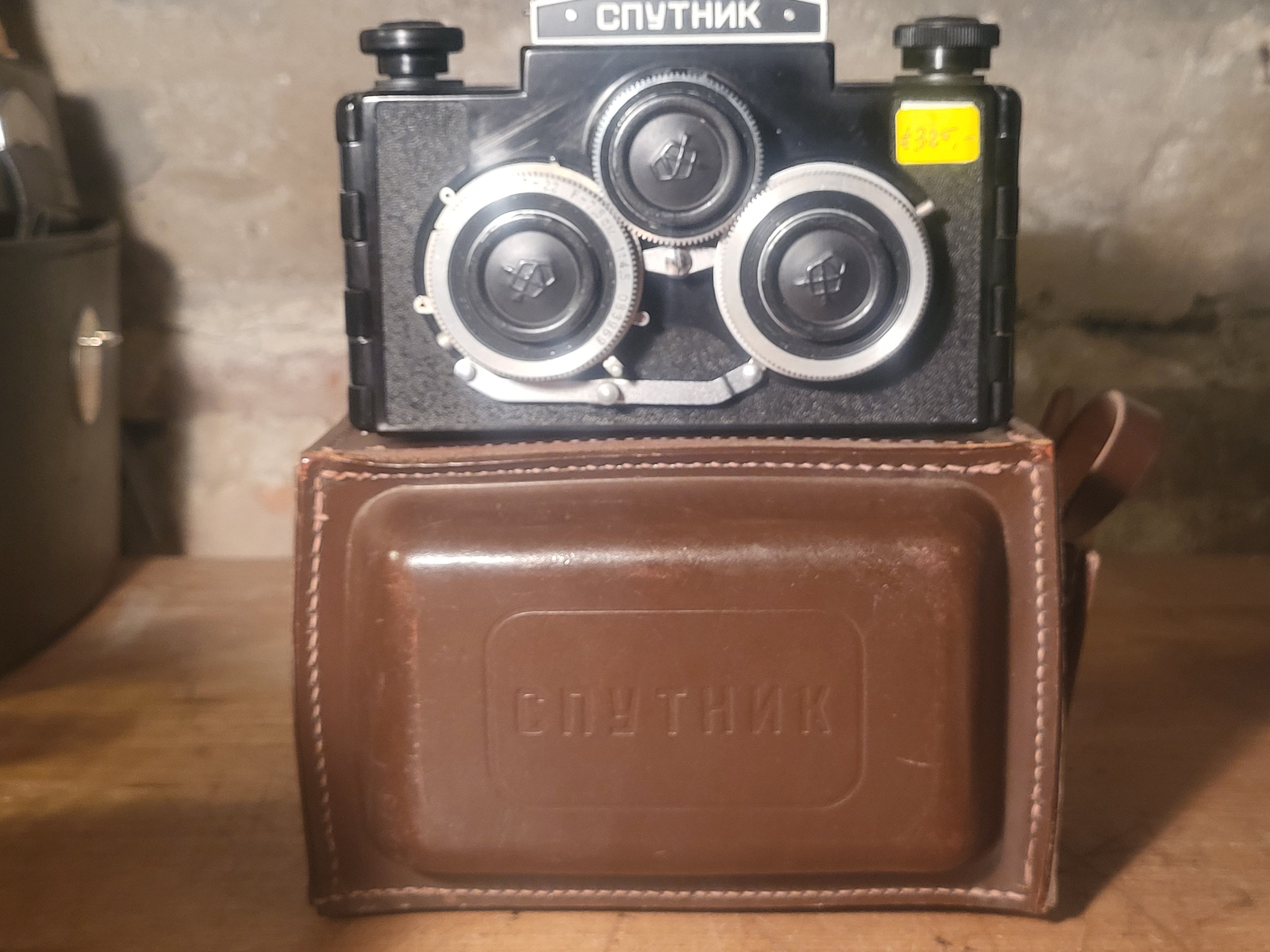 Sputnik stereocamera met originele doos/case – werkend – Soviet 3D camera – vintage analoge camera bij De Majum Rotterdam