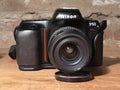 Nikon F50 analoge spiegelreflexcamera met Nikon AF Nikkor 35-80mm f/4-5.6D – vintage analoge camera bij De Majum Rotterdam