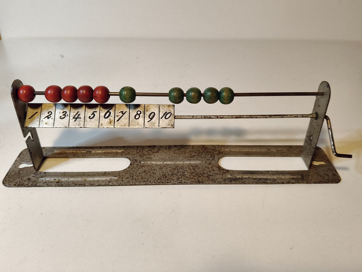 Vintage metalen telraam met rode en groene houten kralen