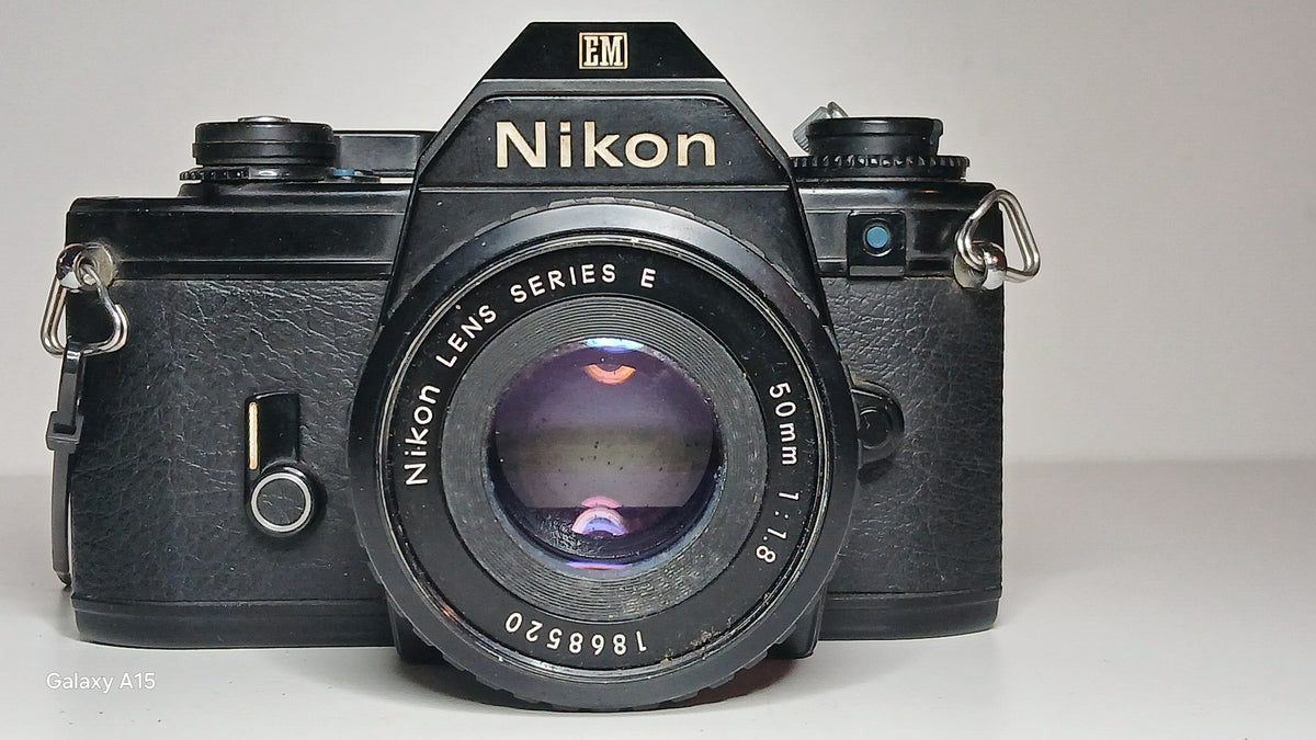 Nikon EM + Nikon Series E 50mm f/1.8 – Analoge spiegelreflexcamera