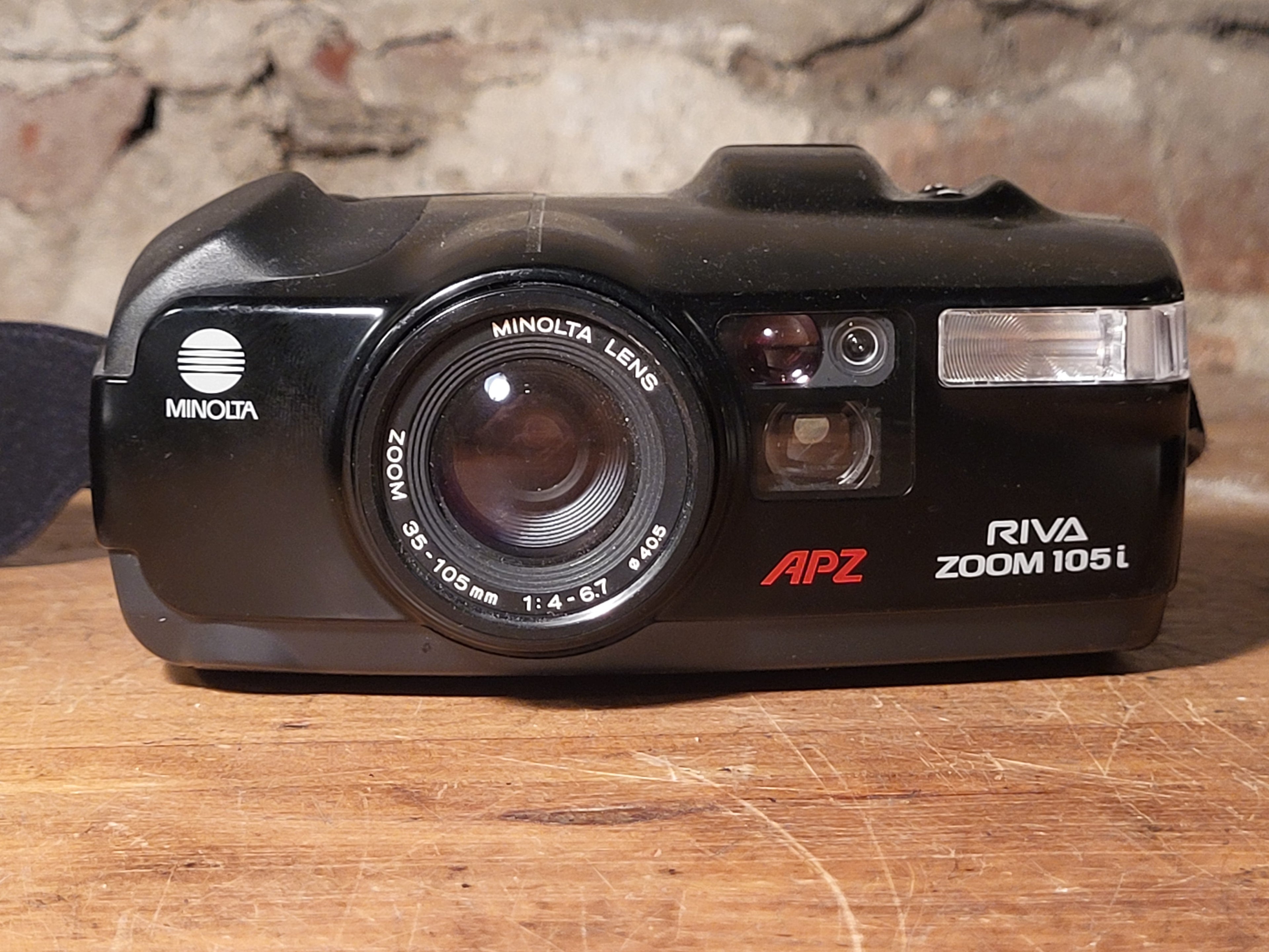 Minolta Riva Zoom 105i APZ 35mm Compactcamera – vintage analoge camera bij De Majum Rotterdam