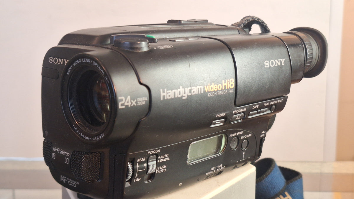 Sony Handycam CCD-TR680E Hi8 videocamera – productfoto