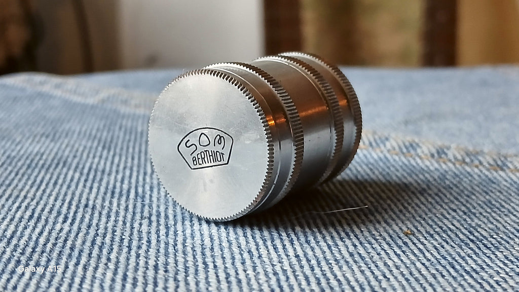 SOM Berthiot Vintage Metalen Lensaccessoires – Lensdoppen + Zonnekap – foto 1