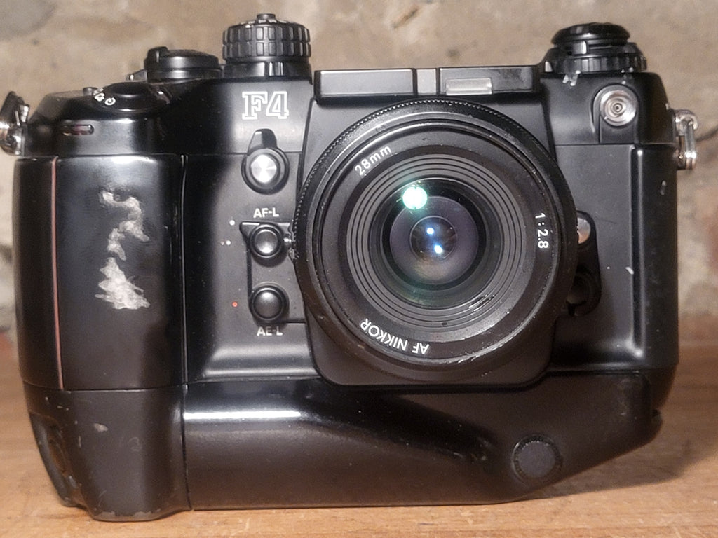 Professionele Nikon F4 35mm autofocus spiegelreflexcamera met AF Nikkor 28mm f/2.8 groothoeklens.