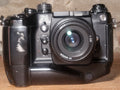 Professionele Nikon F4 35mm autofocus spiegelreflexcamera met AF Nikkor 28mm f/2.8 groothoeklens.