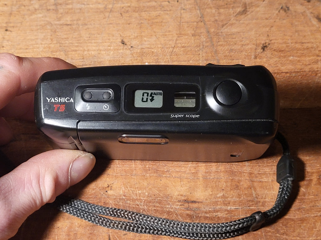 Yashica T5 35mm compactcamera met Carl Zeiss Tessar T* 35mm f/3.5