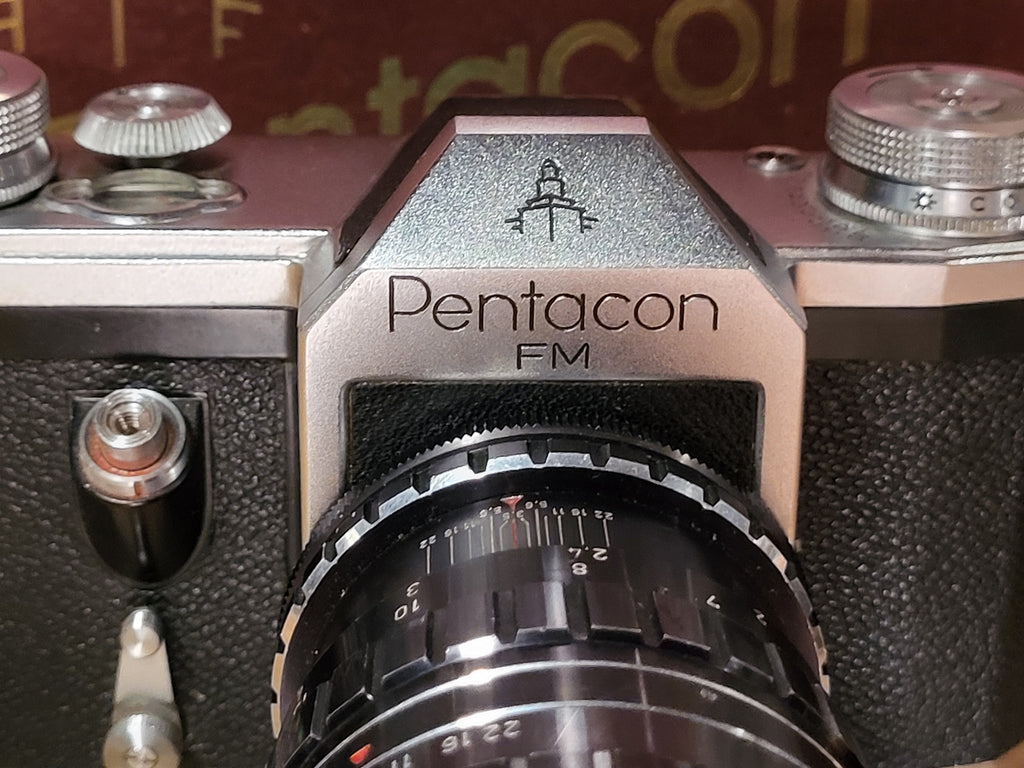 Pentacon FM 35mm SLR met Isco-Göttingen Tele-Westanar 135mm f/3.5, tas en doos