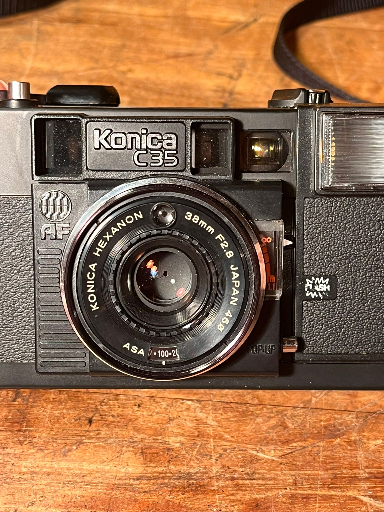 Konica C35 AF 35mm Filmcamera met 38mm f/2.8 Hexanon Lens, Case & Lensdop