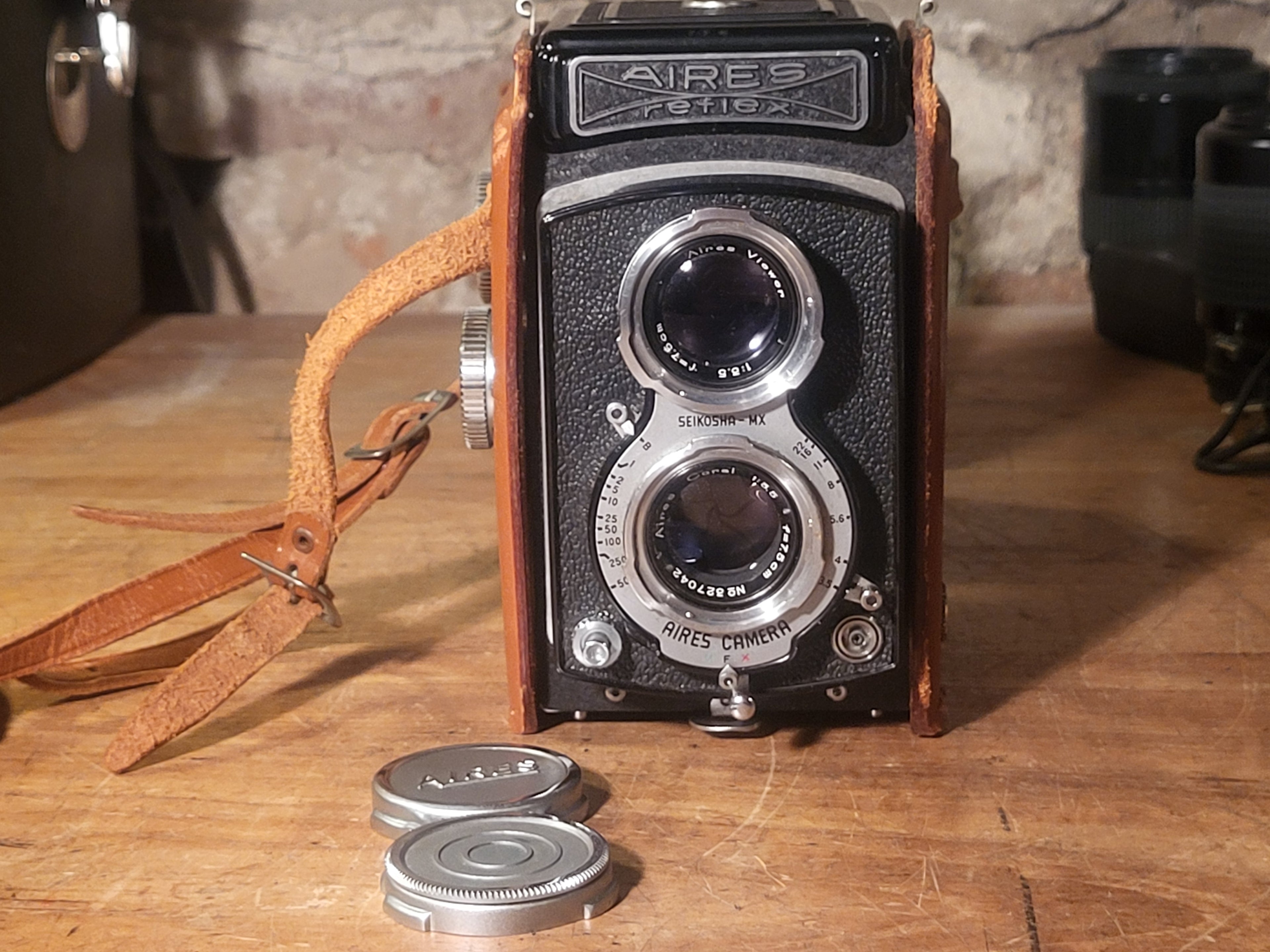 Airesflex TLR 6x6 Camera met Coral 75mm f/3.5 lens en originele doppen – vintage analoge camera bij De Majum Rotterdam