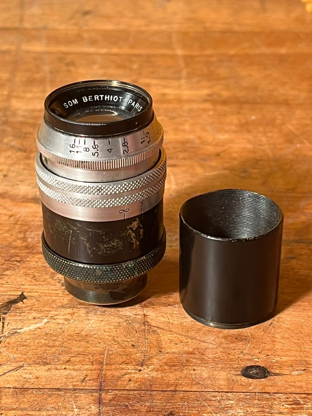 SOM Berthiot Paris Cinor B 1.9/35mm Cine Lens met zonnekap