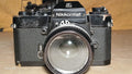 Nikkormat EL analoge spiegelreflexcamera met Nikkor 50mm f/2-objectief – foto 1