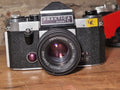 Praktica Super TL + Pentacon Auto 50mm f/1.8 | Analoge 35mm SLR camera – vintage analoge camera bij De Majum Rotterdam