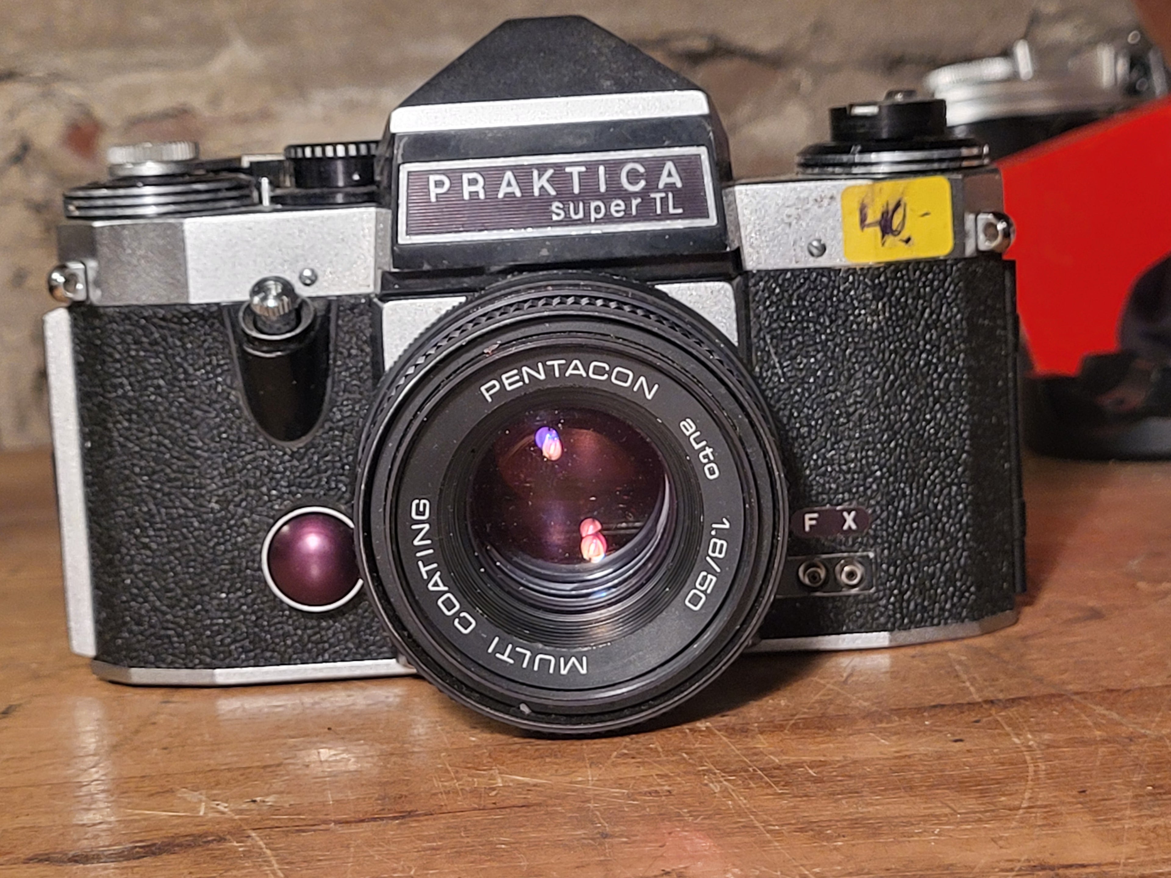 Praktica Super TL + Pentacon Auto 50mm f/1.8 | Analoge 35mm SLR camera – vintage analoge camera bij De Majum Rotterdam