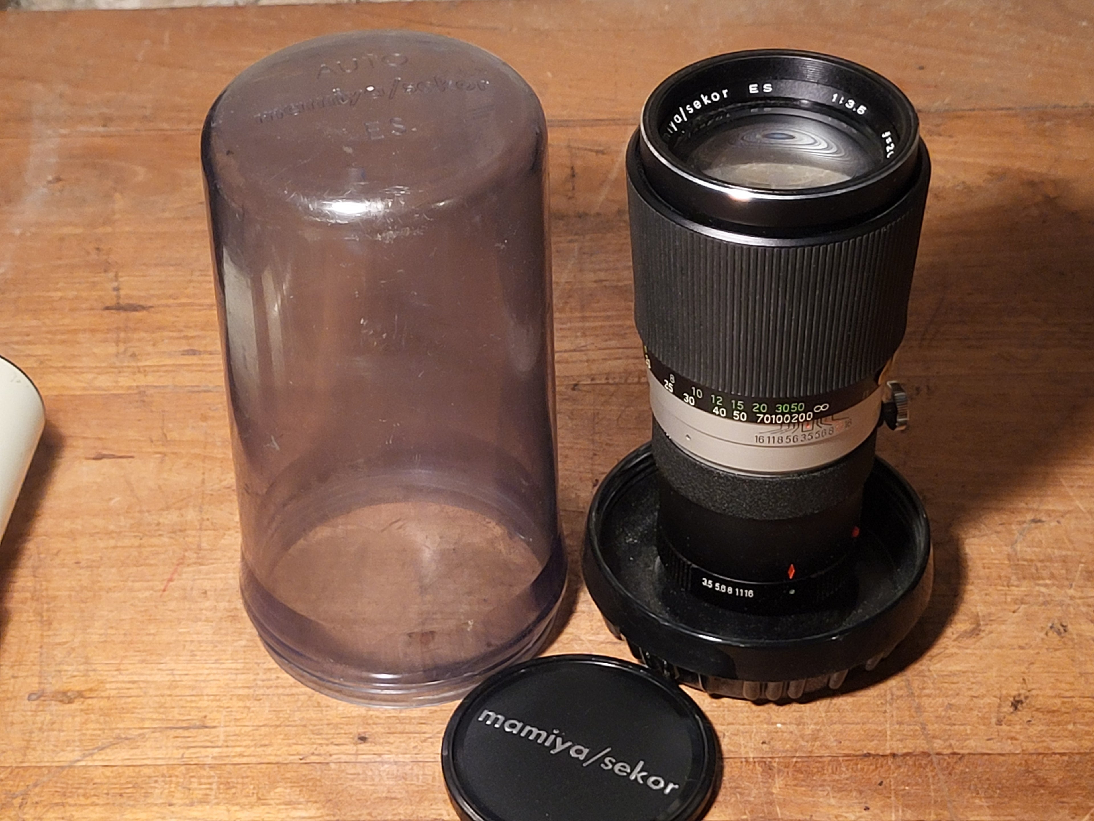 Mamiya/Sekor ES 200mm f/3.5 telelens met koker – vintage analoge camera bij De Majum Rotterdam