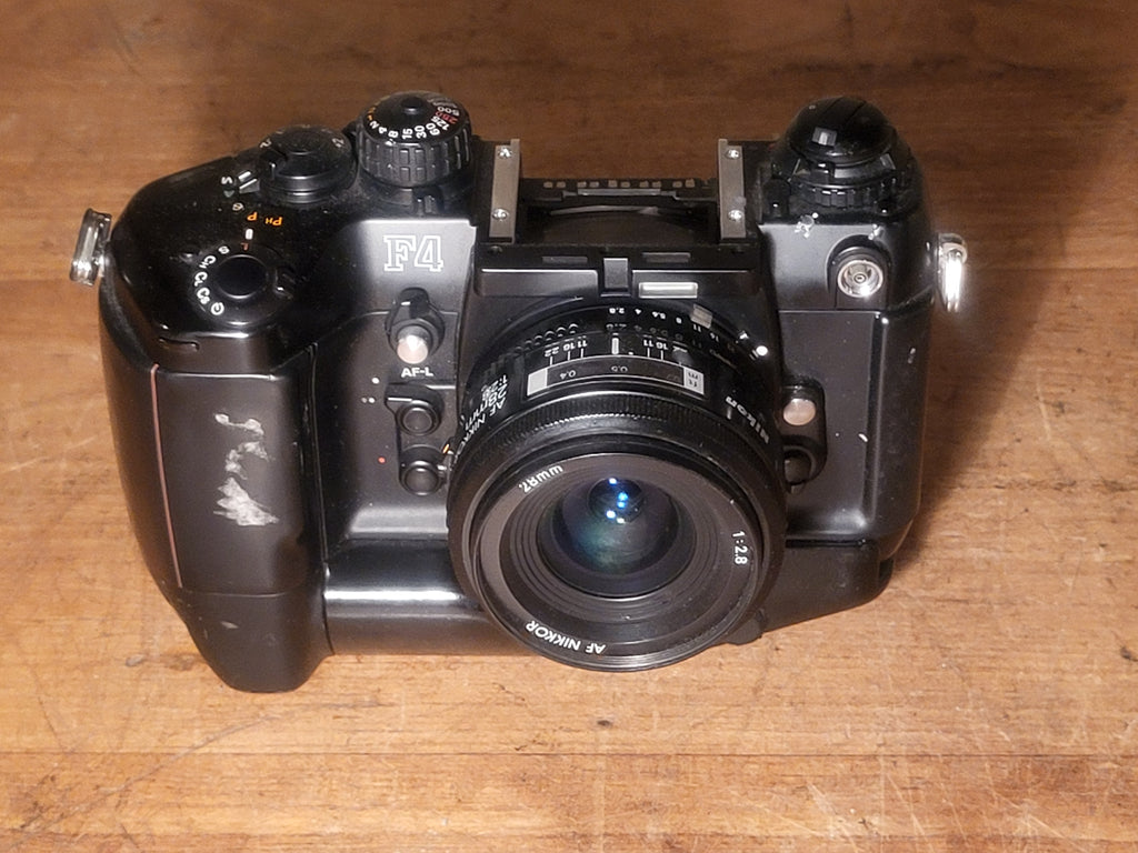 Professionele Nikon F4 35mm autofocus spiegelreflexcamera met AF Nikkor 28mm f/2.8 groothoeklens.