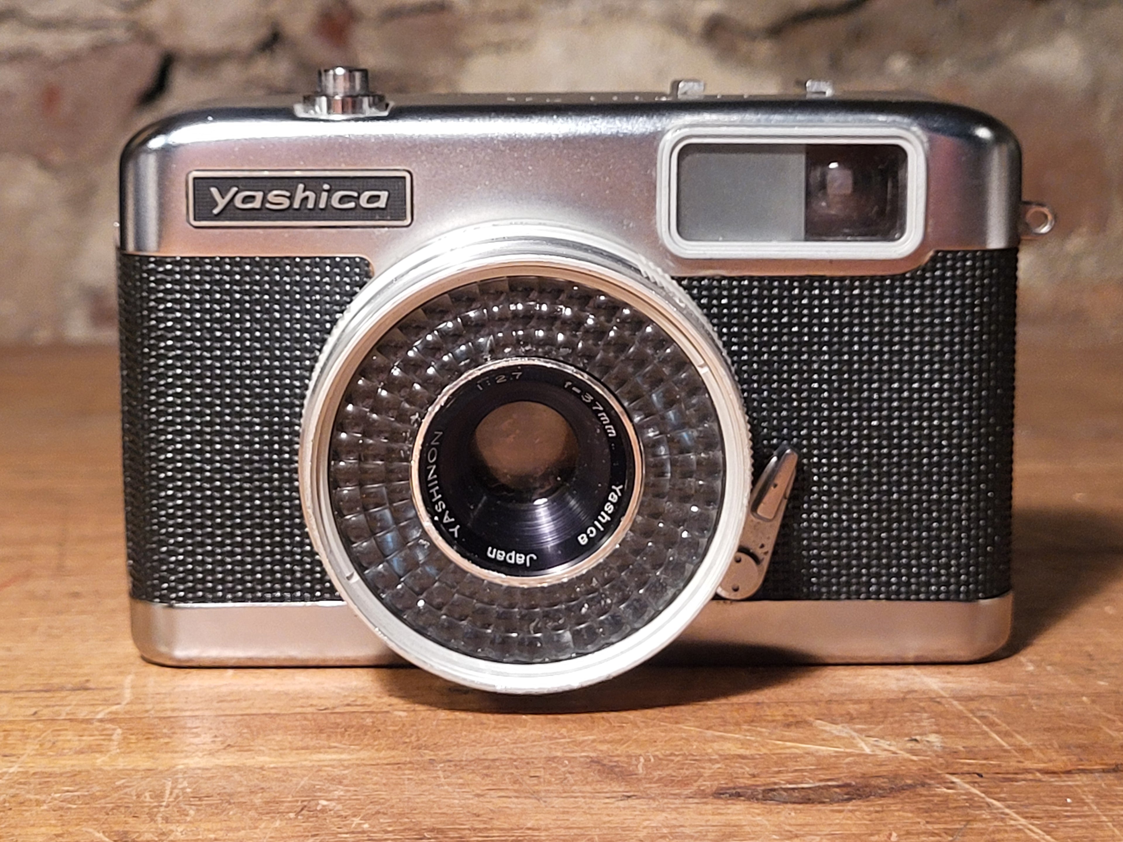 Yashica EZ-Matic 35mm compactcamera met Yashinon 37mm f/2.7 – vintage analoge camera bij De Majum Rotterdam